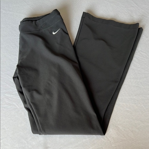 Nike‎ Charcoal Gray flare yoga pants women’s size Medium M - Picture 1 of 9